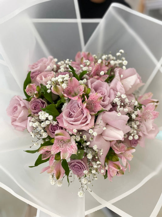 Light purple roses and baby breath